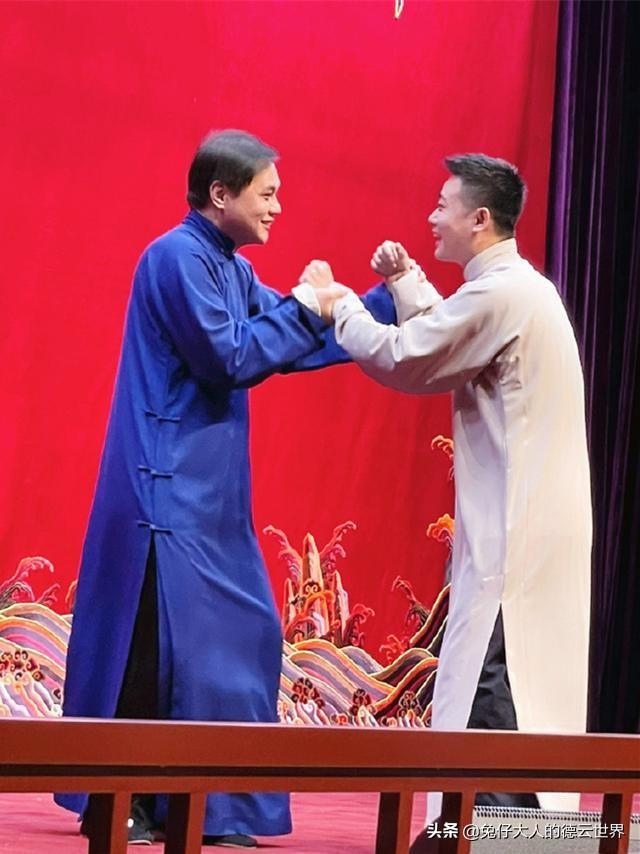 相聲演員高峰，小巷中的驚喜——隱藏版相聲特色小店之旅
