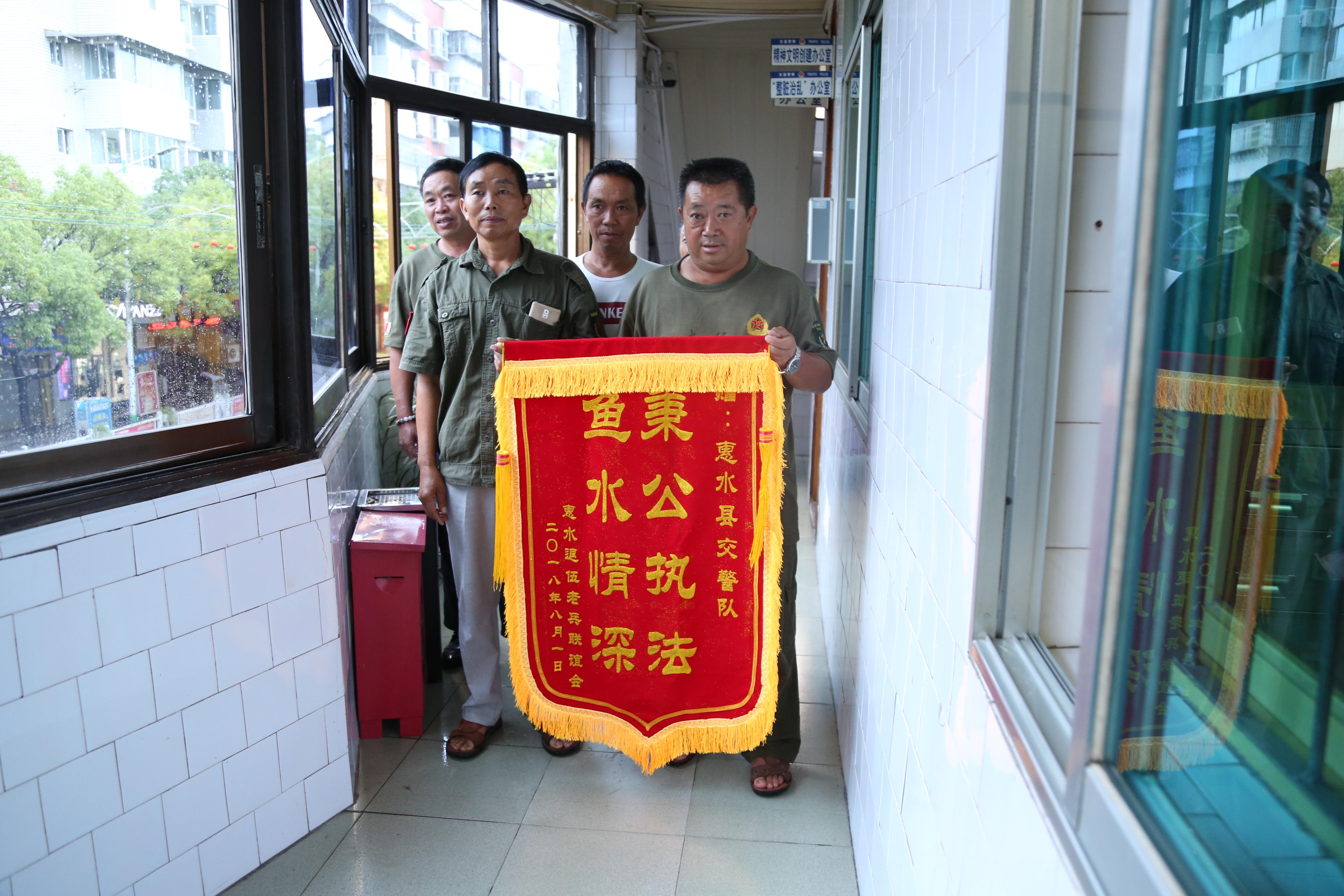 交警心靈守護(hù)者，自然對(duì)話與護(hù)航之旅的私密對(duì)話贈(zèng)錦旗用語